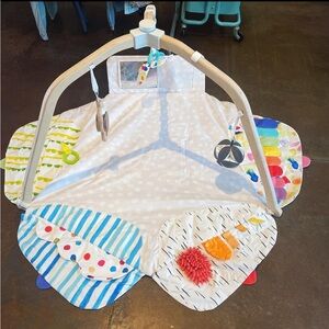 Lovevery baby playgym Vibrant Activity Gym for Kids